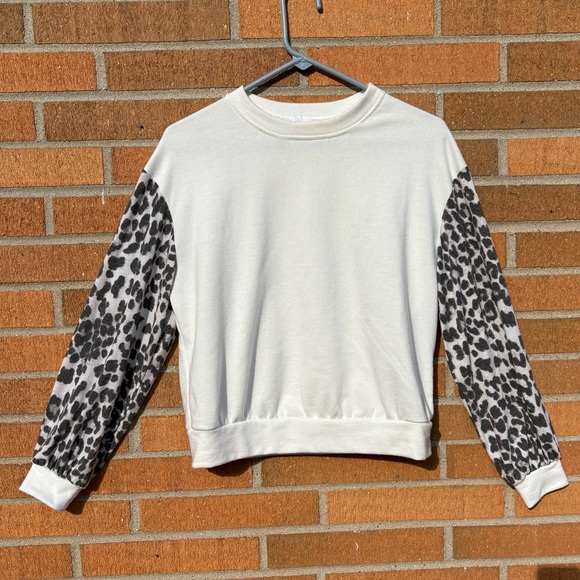 Tops - Leopard Print Sleeve Sweatshirt